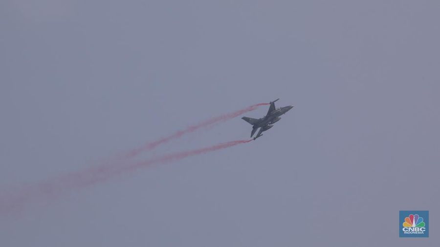 Rangkaian upacara Hari Ulang Tahun (HUT) ke-80 TNI yang berlangsung di kawasan Monas, Jakarta Pusat, Minggu (5/10/2025) selesai. Sejumlah pesawat tempur dari TNI AU langsung beratraksi dan bermanuver di langit Monas. (Srealm Indonesia/Faisal Rahman)