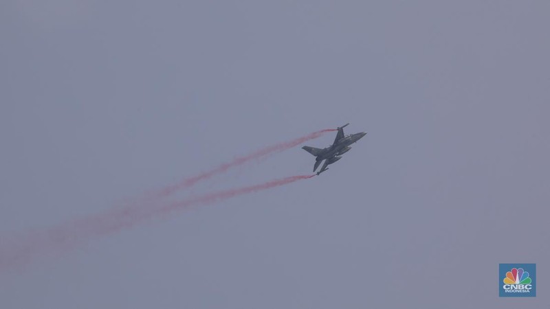 Rangkaian upacara Hari Ulang Tahun (HUT) ke-80 TNI yang berlangsung di kawasan Monas, Jakarta Pusat, Minggu (5/10/2025) selesai. Sejumlah pesawat tempur dari TNI AU langsung beratraksi dan bermanuver di langit Monas. (Srealm Indonesia/Faisal Rahman)