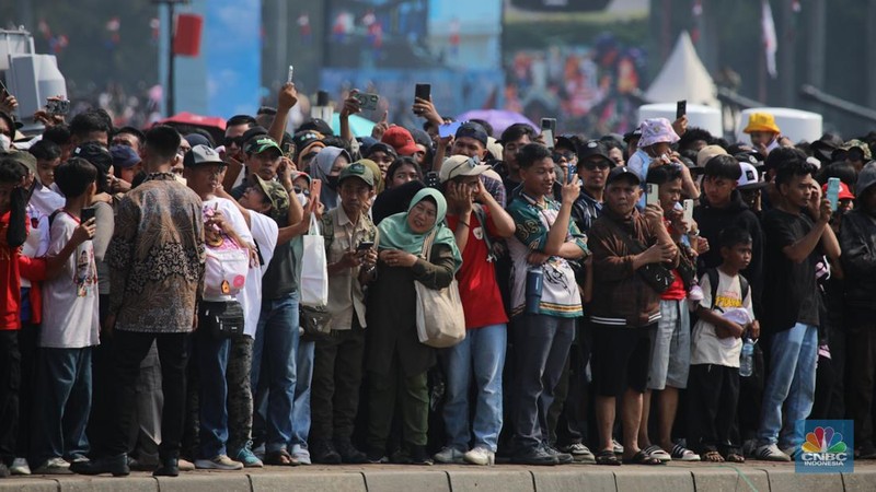Rangkaian upacara Hari Ulang Tahun (HUT) ke-80 TNI yang berlangsung di kawasan Monas, Jakarta Pusat, Minggu (5/10/2025) selesai. Sejumlah pesawat tempur dari TNI AU langsung beratraksi dan bermanuver di langit Monas. (Srealm Indonesia/Faisal Rahman)