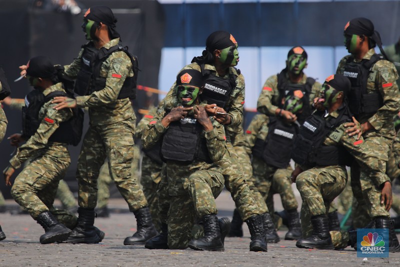 Rangkaian upacara Hari Ulang Tahun (HUT) ke-80 TNI yang berlangsung di kawasan Monas, Jakarta Pusat, Minggu (5/10/2025) selesai. Sejumlah pesawat tempur dari TNI AU langsung beratraksi dan bermanuver di langit Monas. (Srealm Indonesia/Faisal Rahman)