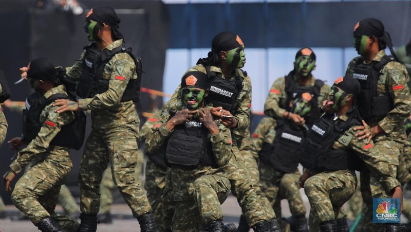 Rangkaian upacara Hari Ulang Tahun (HUT) ke-80 TNI yang berlangsung di kawasan Monas, Jakarta Pusat, Minggu (5/10/2025) selesai. Sejumlah pesawat tempur dari TNI AU langsung beratraksi dan bermanuver di langit Monas. (Srealm Indonesia/Faisal Rahman)