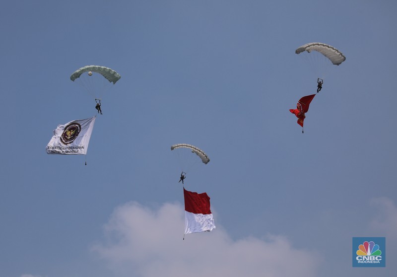 Rangkaian upacara Hari Ulang Tahun (HUT) ke-80 TNI yang berlangsung di kawasan Monas, Jakarta Pusat, Minggu (5/10/2025) selesai. Sejumlah pesawat tempur dari TNI AU langsung beratraksi dan bermanuver di langit Monas. (Srealm Indonesia/Faisal Rahman)