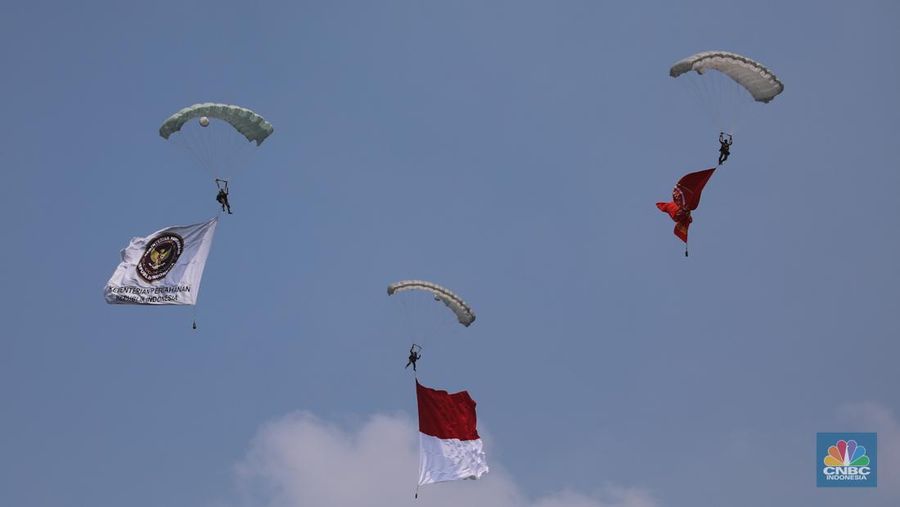 Rangkaian upacara Hari Ulang Tahun (HUT) ke-80 TNI yang berlangsung di kawasan Monas, Jakarta Pusat, Minggu (5/10/2025) selesai. Sejumlah pesawat tempur dari TNI AU langsung beratraksi dan bermanuver di langit Monas. (Srealm Indonesia/Faisal Rahman)