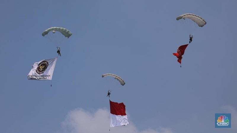 Rangkaian upacara Hari Ulang Tahun (HUT) ke-80 TNI yang berlangsung di kawasan Monas, Jakarta Pusat, Minggu (5/10/2025) selesai. Sejumlah pesawat tempur dari TNI AU langsung beratraksi dan bermanuver di langit Monas. (Srealm Indonesia/Faisal Rahman)