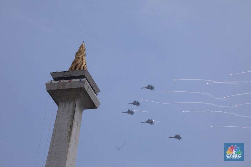 Rangkaian upacara Hari Ulang Tahun (HUT) ke-80 TNI yang berlangsung di kawasan Monas, Jakarta Pusat, Minggu (5/10/2025) selesai. Sejumlah pesawat tempur dari TNI AU langsung beratraksi dan bermanuver di langit Monas. (Srealm Indonesia/Faisal Rahman)
