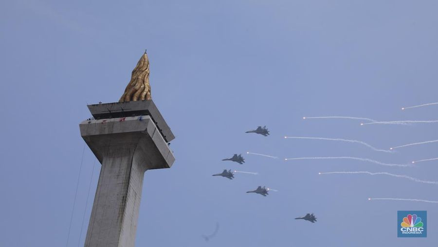 Rangkaian upacara Hari Ulang Tahun (HUT) ke-80 TNI yang berlangsung di kawasan Monas, Jakarta Pusat, Minggu (5/10/2025) selesai. Sejumlah pesawat tempur dari TNI AU langsung beratraksi dan bermanuver di langit Monas. (Srealm Indonesia/Faisal Rahman)