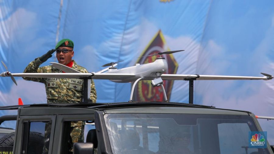 Rangkaian upacara Hari Ulang Tahun (HUT) ke-80 TNI yang berlangsung di kawasan Monas, Jakarta Pusat, Minggu (5/10/2025) selesai. Sejumlah pesawat tempur dari TNI AU langsung beratraksi dan bermanuver di langit Monas. (Srealm Indonesia/Faisal Rahman)