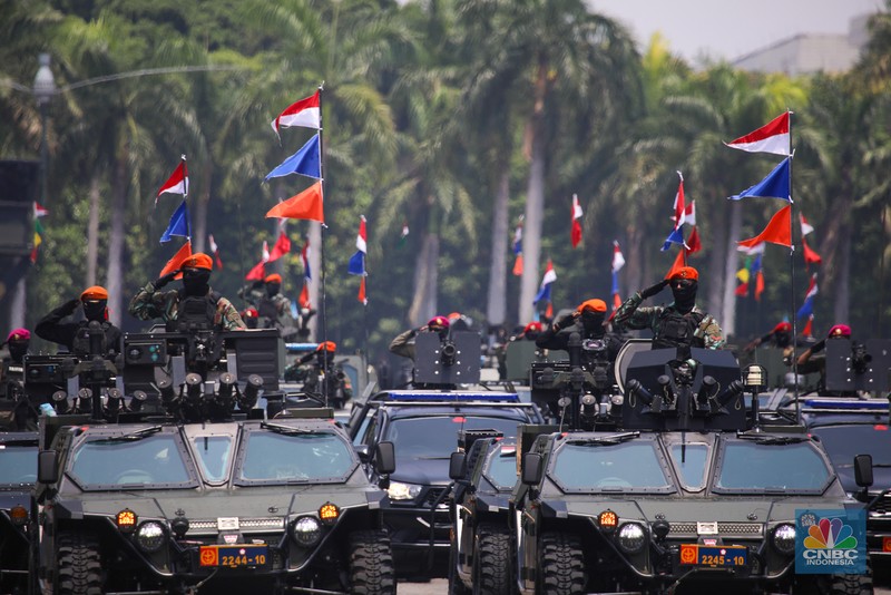 Ribuan warga memadati Perayaan Hari Ulang Tahun (HUT) ke-80 TNI di Monas, Jakarta, Minggu (5/10/2025). (CNBC Indonesia/Faisal Rahman)