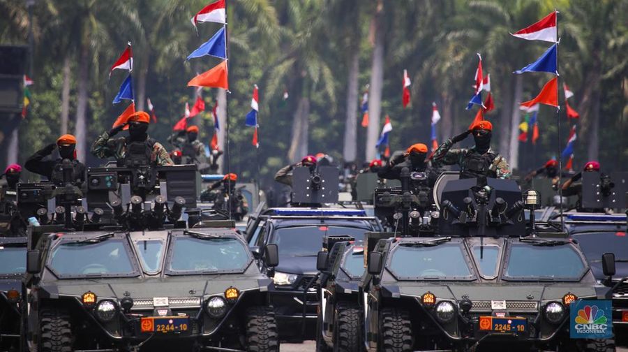 Ribuan warga memadati Perayaan Hari Ulang Tahun (HUT) ke-80 TNI di Monas, Jakarta, Minggu (5/10/2025). (CNBC Indonesia/Faisal Rahman)