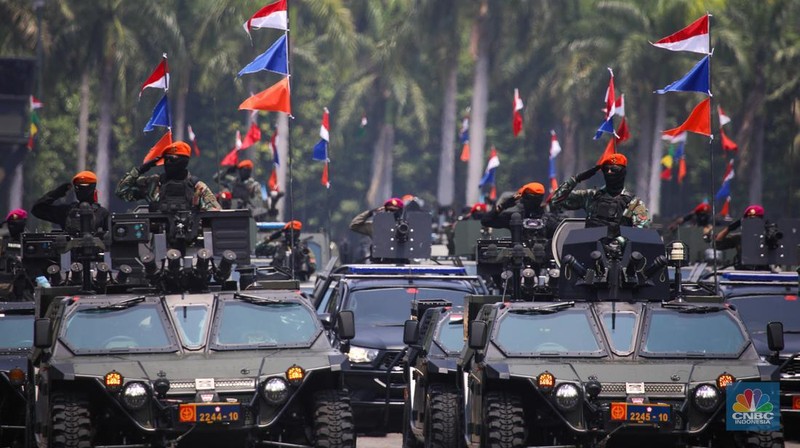 Ribuan warga memadati Perayaan Hari Ulang Tahun (HUT) ke-80 TNI di Monas, Jakarta, Minggu (5/10/2025). (CNBC Indonesia/Faisal Rahman)