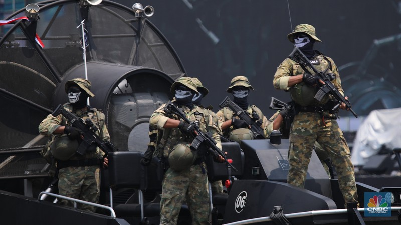 Rangkaian upacara Hari Ulang Tahun (HUT) ke-80 TNI yang berlangsung di kawasan Monas, Jakarta Pusat, Minggu (5/10/2025) selesai. Sejumlah pesawat tempur dari TNI AU langsung beratraksi dan bermanuver di langit Monas. (Srealm Indonesia/Faisal Rahman)