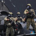 Rangkaian upacara Hari Ulang Tahun (HUT) ke-80 TNI yang berlangsung di kawasan Monas, Jakarta Pusat, Minggu (5/10/2025) selesai. Sejumlah pesawat tempur dariTNI AUlangsung beratraksi dan bermanuver di langit Monas.(CNBC Indonesia/Faisal Rahman)