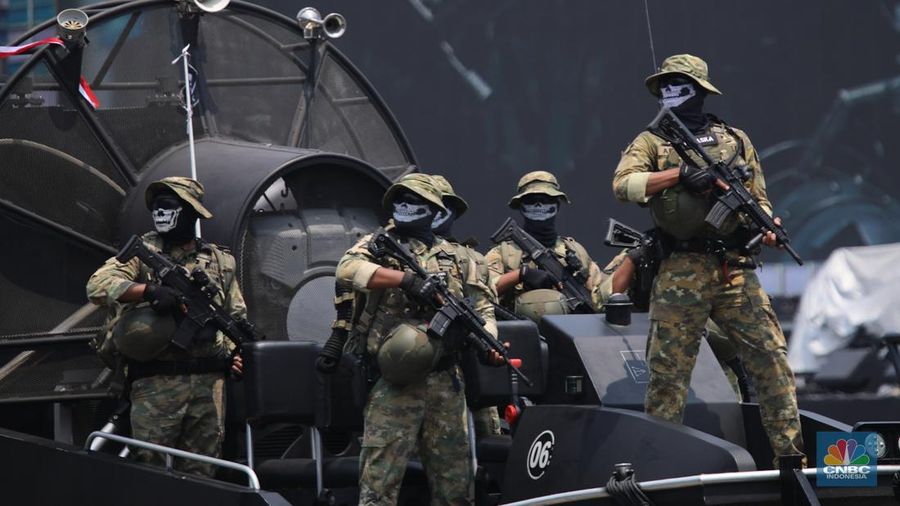 Rangkaian upacara Hari Ulang Tahun (HUT) ke-80 TNI yang berlangsung di kawasan Monas, Jakarta Pusat, Minggu (5/10/2025) selesai. Sejumlah pesawat tempur dari TNI AU langsung beratraksi dan bermanuver di langit Monas. (Srealm Indonesia/Faisal Rahman)
