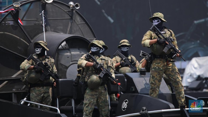Rangkaian upacara Hari Ulang Tahun (HUT) ke-80 TNI yang berlangsung di kawasan Monas, Jakarta Pusat, Minggu (5/10/2025) selesai. Sejumlah pesawat tempur dari TNI AU langsung beratraksi dan bermanuver di langit Monas. (Srealm Indonesia/Faisal Rahman)