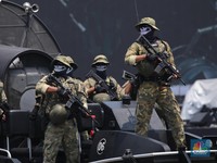 Rangkaian upacara Hari Ulang Tahun (HUT) ke-80 TNI yang berlangsung di kawasan Monas, Jakarta Pusat, Minggu (5/10/2025) selesai. Sejumlah pesawat tempur dariTNI AUlangsung beratraksi dan bermanuver di langit Monas.(CNBC Indonesia/Faisal Rahman)