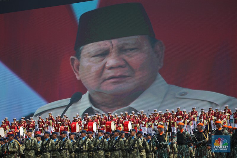 Rangkaian upacara Hari Ulang Tahun (HUT) ke-80 TNI yang berlangsung di kawasan Monas, Jakarta Pusat, Minggu (5/10/2025) selesai. Sejumlah pesawat tempur dari TNI AU langsung beratraksi dan bermanuver di langit Monas. (Srealm Indonesia/Faisal Rahman)