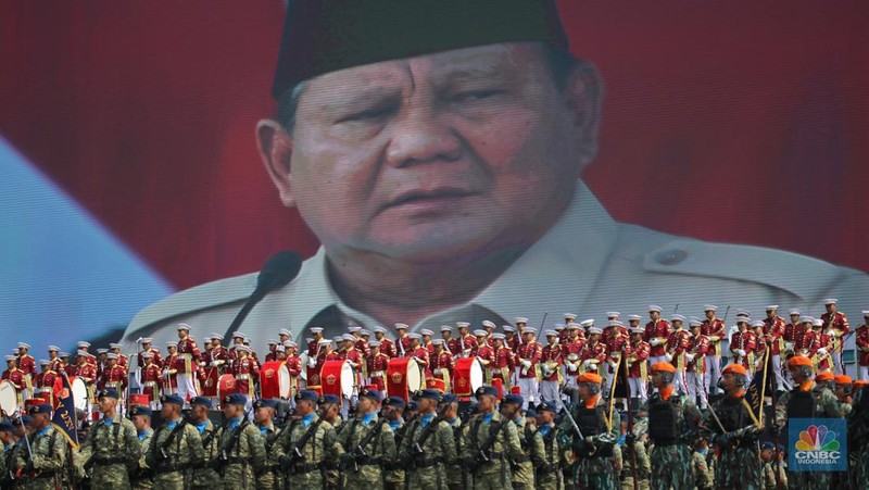 Rangkaian upacara Hari Ulang Tahun (HUT) ke-80 TNI yang berlangsung di kawasan Monas, Jakarta Pusat, Minggu (5/10/2025) selesai. Sejumlah pesawat tempur dari TNI AU langsung beratraksi dan bermanuver di langit Monas. (Srealm Indonesia/Faisal Rahman)