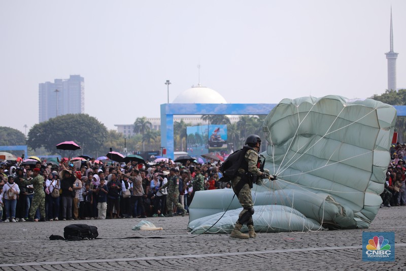 Ribuan warga memadati Perayaan Hari Ulang Tahun (HUT) ke-80 TNI di Monas, Jakarta, Minggu (5/10/2025). Ribuan warga memadati Perayaan Hari Ulang Tahun (HUT) ke-80 TNI di Monas, Jakarta, Minggu (5/10/2025). (CNBC Indonesia/Faisal Rahman)