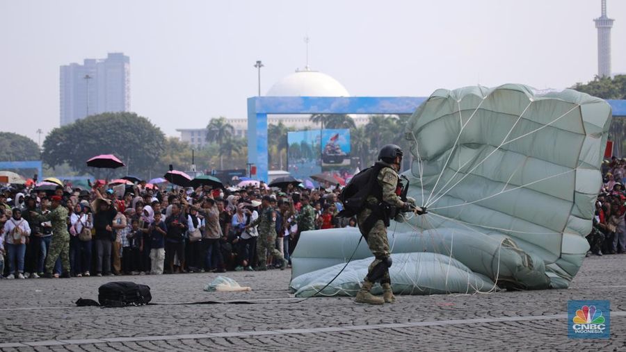 Ribuan warga memadati Perayaan Hari Ulang Tahun (HUT) ke-80 TNI di Monas, Jakarta, Minggu (5/10/2025). (CNBC Indonesia/Faisal Rahman)