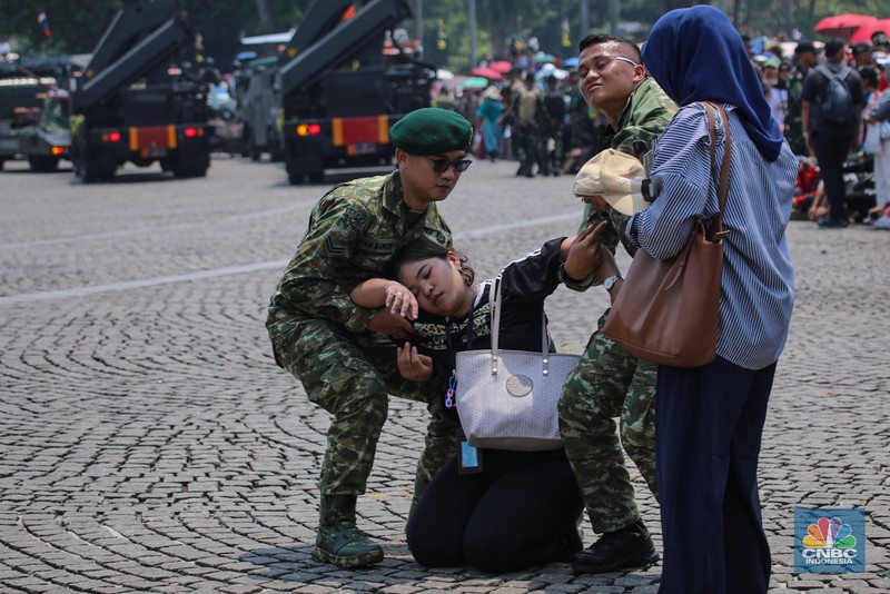 Ribuan warga memadati Perayaan Hari Ulang Tahun (HUT) ke-80 TNI di Monas, Jakarta, Minggu (5/10/2025). (CNBC Indonesia/Faisal Rahman)