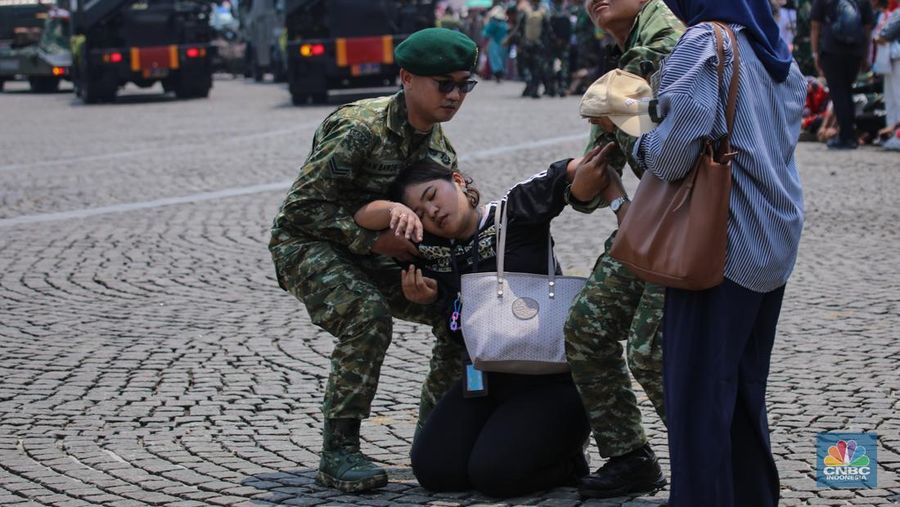 Ribuan warga memadati Perayaan Hari Ulang Tahun (HUT) ke-80 TNI di Monas, Jakarta, Minggu (5/10/2025). (CNBC Indonesia/Faisal Rahman)