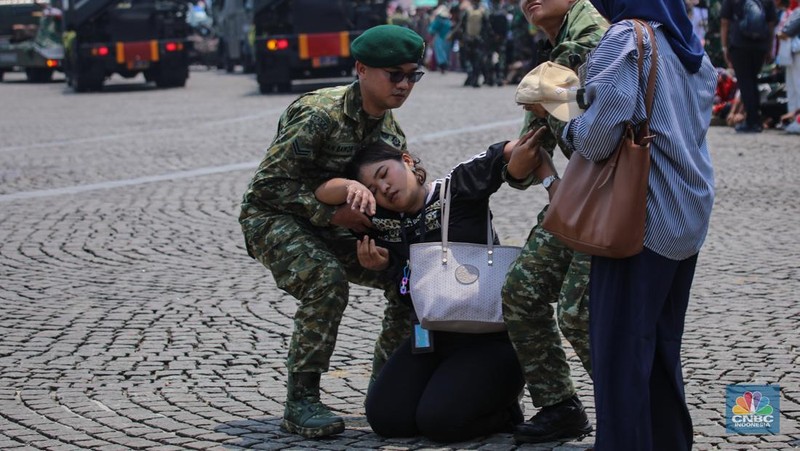 Ribuan warga memadati Perayaan Hari Ulang Tahun (HUT) ke-80 TNI di Monas, Jakarta, Minggu (5/10/2025). (CNBC Indonesia/Faisal Rahman)