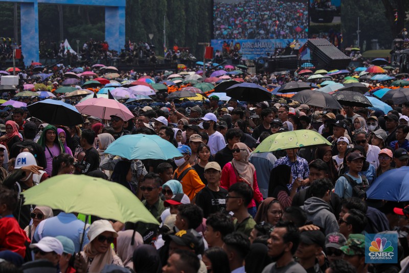 Ribuan warga memadati Perayaan Hari Ulang Tahun (HUT) ke-80 TNI di Monas, Jakarta, Minggu (5/10/2025). (CNBC Indonesia/Faisal Rahman)