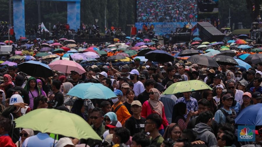 Ribuan warga memadati Perayaan Hari Ulang Tahun (HUT) ke-80 TNI di Monas, Jakarta, Minggu (5/10/2025). (CNBC Indonesia/Faisal Rahman)