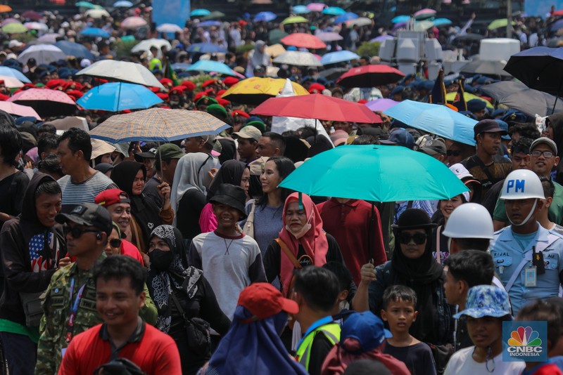 Ribuan warga memadati Perayaan Hari Ulang Tahun (HUT) ke-80 TNI di Monas, Jakarta, Minggu (5/10/2025). (CNBC Indonesia/Faisal Rahman)