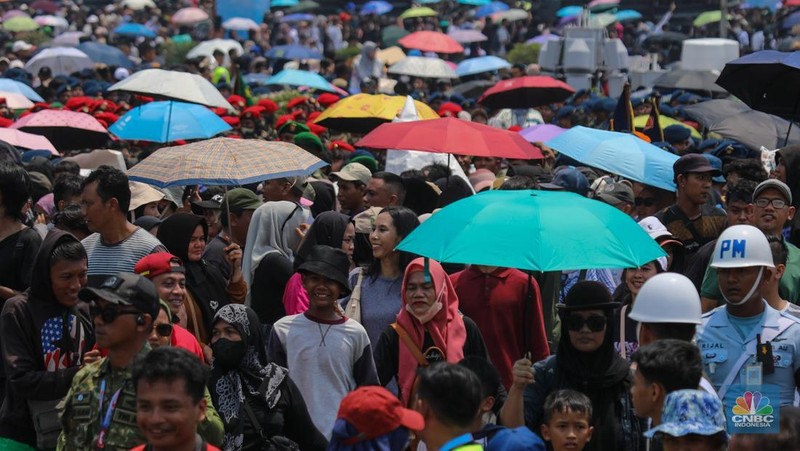 Ribuan warga memadati Perayaan Hari Ulang Tahun (HUT) ke-80 TNI di Monas, Jakarta, Minggu (5/10/2025). (CNBC Indonesia/Faisal Rahman)