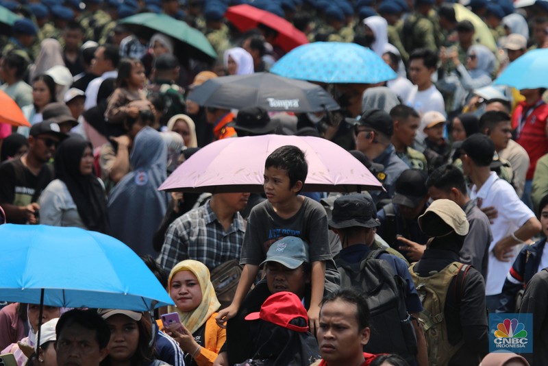 Ribuan warga memadati Perayaan Hari Ulang Tahun (HUT) ke-80 TNI di Monas, Jakarta, Minggu (5/10/2025). Ribuan warga memadati Perayaan Hari Ulang Tahun (HUT) ke-80 TNI di Monas, Jakarta, Minggu (5/10/2025). (CNBC Indonesia/Faisal Rahman)