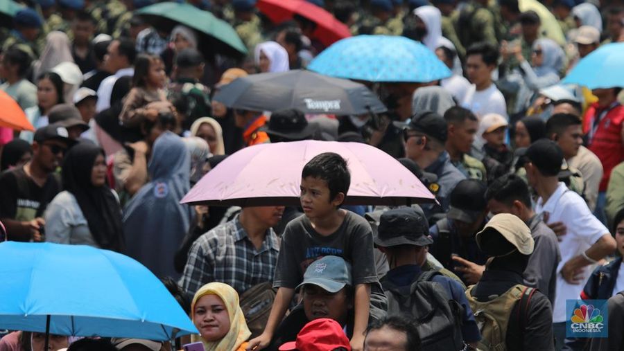 Ribuan warga memadati Perayaan Hari Ulang Tahun (HUT) ke-80 TNI di Monas, Jakarta, Minggu (5/10/2025). (CNBC Indonesia/Faisal Rahman)