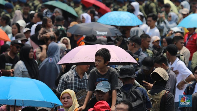 Ribuan warga memadati Perayaan Hari Ulang Tahun (HUT) ke-80 TNI di Monas, Jakarta, Minggu (5/10/2025). (CNBC Indonesia/Faisal Rahman)