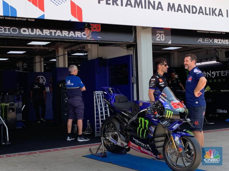 Sejumlah sepeda motor pembalap Motogp bersiap untuk melaju di lintasan dalam Pertamina Grand Prix of Indonesia MotoGP Mandalika 2025 akan berlangsung di Sirkuit Pertamina Mandalika siang ini, Minggu (5/10/2025). Sejumlah sepeda motor pembalap Motogp bersiap untuk melaju di lintasan dalam Pertamina Grand Prix of Indonesia MotoGP Mandalika 2025 akan berlangsung di Sirkuit Pertamina Mandalika siang ini, Minggu (5/10/2025). (Srealm Indonesia/Maikel Jefriando)