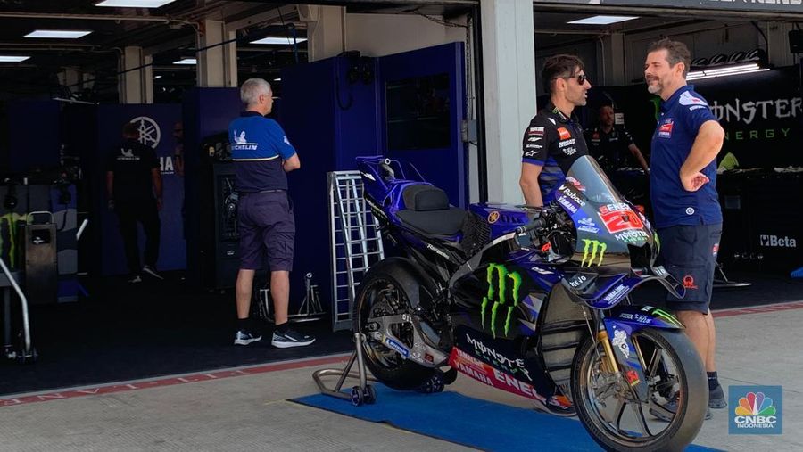 Sejumlah sepeda motor pembalap Motogp bersiap untuk melaju di lintasan dalam Pertamina Grand Prix of Indonesia MotoGP Mandalika 2025 akan berlangsung di Sirkuit Pertamina Mandalika siang ini, Minggu (5/10/2025). (Srealm Indonesia/Maikel Jefriando)