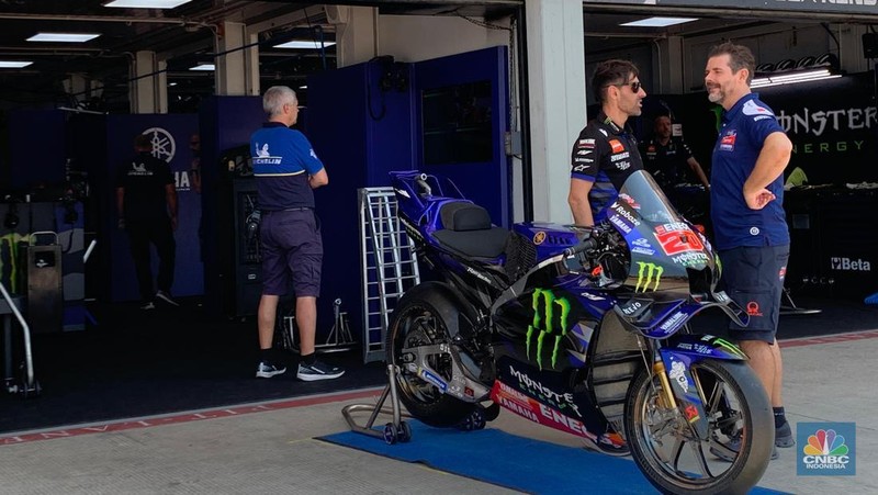 Sejumlah sepeda motor pembalap Motogp bersiap untuk melaju di lintasan dalam Pertamina Grand Prix of Indonesia MotoGP Mandalika 2025 akan berlangsung di Sirkuit Pertamina Mandalika siang ini, Minggu (5/10/2025). (Srealm Indonesia/Maikel Jefriando)