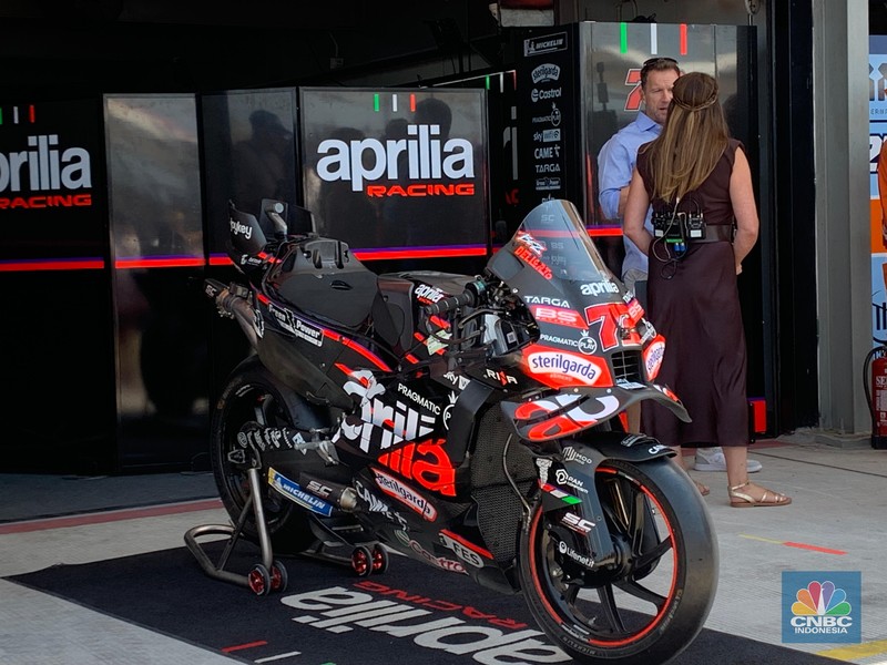 Sejumlah sepeda motor pembalap Motogp bersiap untuk melaju di lintasan dalam Pertamina Grand Prix of Indonesia MotoGP Mandalika 2025 akan berlangsung di Sirkuit Pertamina Mandalika siang ini, Minggu (5/10/2025). (Srealm Indonesia/Maikel Jefriando)
