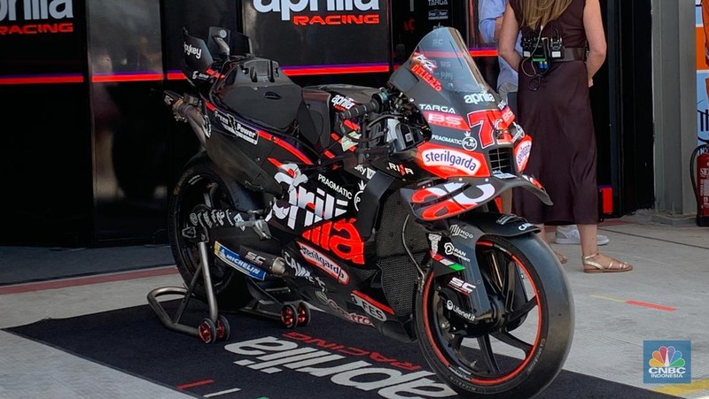 Sejumlah sepeda motor pembalap Motogp bersiap untuk melaju di lintasan dalam Pertamina Grand Prix of Indonesia MotoGP Mandalika 2025 akan berlangsung di Sirkuit Pertamina Mandalika siang ini, Minggu (5/10/2025). (Srealm Indonesia/Maikel Jefriando)