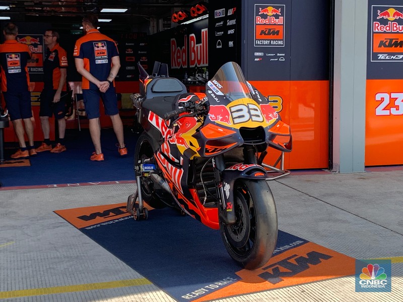 Sejumlah sepeda motor pembalap Motogp bersiap untuk melaju di lintasan dalam Pertamina Grand Prix of Indonesia MotoGP Mandalika 2025 akan berlangsung di Sirkuit Pertamina Mandalika siang ini, Minggu (5/10/2025). Sejumlah sepeda motor pembalap Motogp bersiap untuk melaju di lintasan dalam Pertamina Grand Prix of Indonesia MotoGP Mandalika 2025 akan berlangsung di Sirkuit Pertamina Mandalika siang ini, Minggu (5/10/2025). (Srealm Indonesia/Maikel Jefriando)