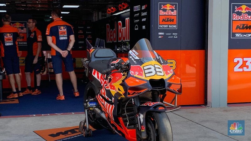 Sejumlah sepeda motor pembalap Motogp bersiap untuk melaju di lintasan dalam Pertamina Grand Prix of Indonesia MotoGP Mandalika 2025 akan berlangsung di Sirkuit Pertamina Mandalika siang ini, Minggu (5/10/2025). (Srealm Indonesia/Maikel Jefriando)