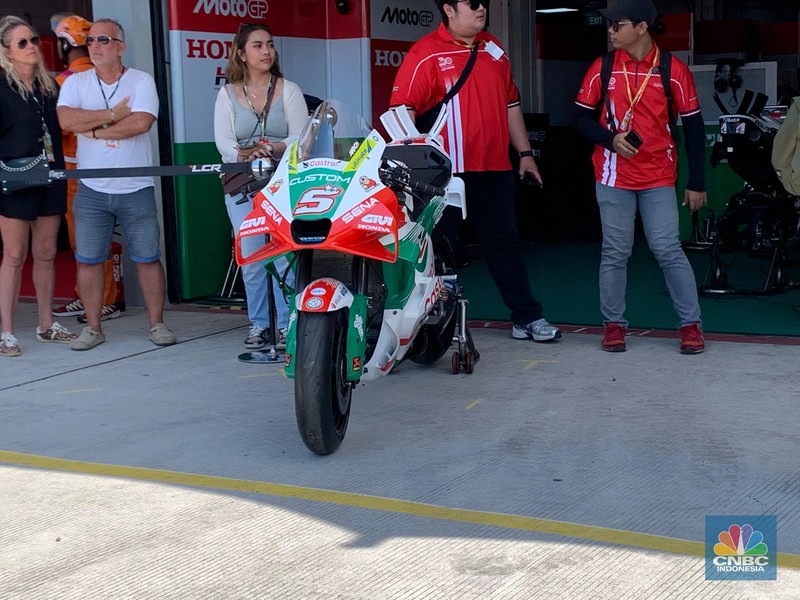 Sejumlah sepeda motor pembalap Motogp bersiap untuk melaju di lintasan dalam Pertamina Grand Prix of Indonesia MotoGP Mandalika 2025 akan berlangsung di Sirkuit Pertamina Mandalika siang ini, Minggu (5/10/2025). (Srealm Indonesia/Maikel Jefriando)