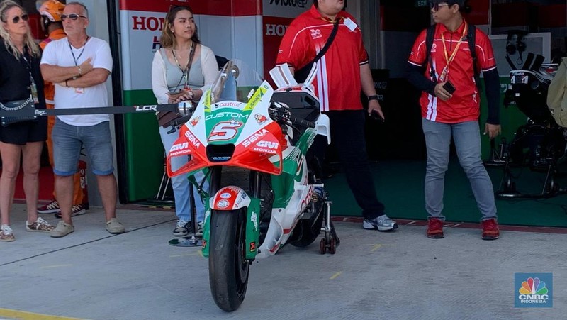 Sejumlah sepeda motor pembalap Motogp bersiap untuk melaju di lintasan dalam Pertamina Grand Prix of Indonesia MotoGP Mandalika 2025 akan berlangsung di Sirkuit Pertamina Mandalika siang ini, Minggu (5/10/2025). (Srealm Indonesia/Maikel Jefriando)