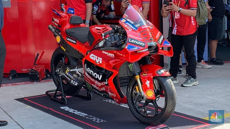 Sejumlah sepeda motor pembalap Motogp bersiap untuk melaju di lintasan dalam Pertamina Grand Prix of Indonesia MotoGP Mandalika 2025 akan berlangsung di Sirkuit Pertamina Mandalika siang ini, Minggu (5/10/2025). (Srealm Indonesia/Maikel Jefriando)