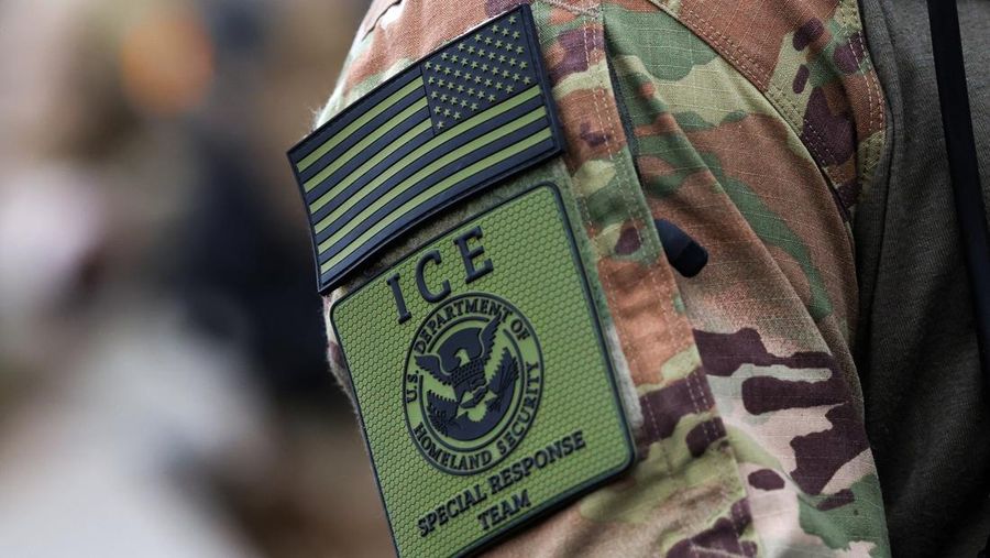 Seorang anggota Tim Respons Khusus (SRT) ICE Departemen Keamanan Dalam Negeri AS memamerkan emblem unit pada seragam mereka selama protes di markas besar Imigrasi dan Penegakan Bea Cukai AS (ICE) di Portland, Oregon, AS, 4 Oktober 2025. (REUTERS/Carlos Barria)