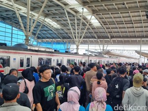 Stasiun Manggarai Sempat Padat, Begini Situasinya Siang Ini