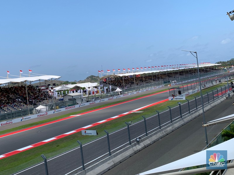 Sejumlah sepeda motor pembalap Motogp bersiap untuk melaju di lintasan dalam Pertamina Grand Prix of Indonesia MotoGP Mandalika 2025 akan berlangsung di Sirkuit Pertamina Mandalika siang ini, Minggu (5/10/2025). (Srealm Indonesia/Maikel Jefriando)