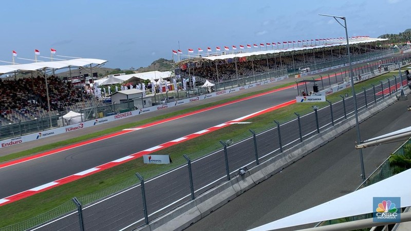 Sejumlah sepeda motor pembalap Motogp bersiap untuk melaju di lintasan dalam Pertamina Grand Prix of Indonesia MotoGP Mandalika 2025 akan berlangsung di Sirkuit Pertamina Mandalika siang ini, Minggu (5/10/2025). (Srealm Indonesia/Maikel Jefriando)