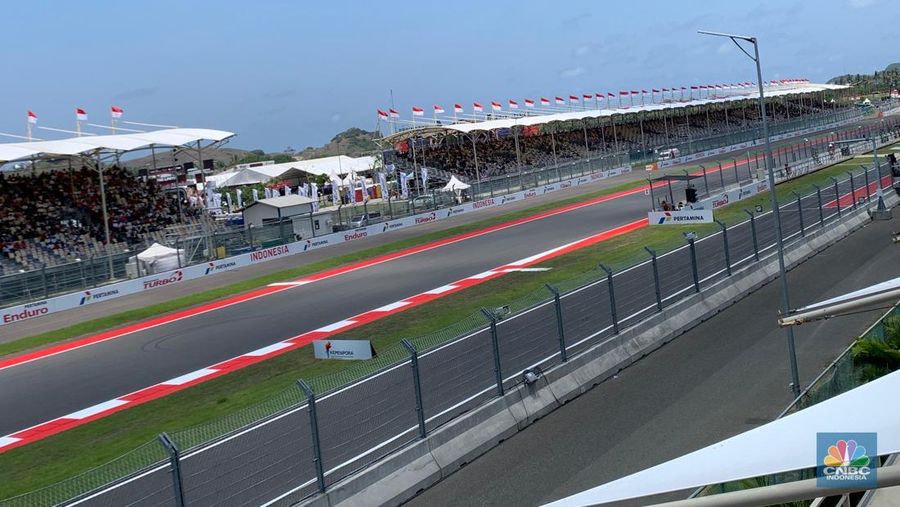 Sejumlah sepeda motor pembalap Motogp bersiap untuk melaju di lintasan dalam Pertamina Grand Prix of Indonesia MotoGP Mandalika 2025 akan berlangsung di Sirkuit Pertamina Mandalika siang ini, Minggu (5/10/2025). Sejumlah sepeda motor pembalap Motogp bersiap untuk melaju di lintasan dalam Pertamina Grand Prix of Indonesia MotoGP Mandalika 2025 akan berlangsung di Sirkuit Pertamina Mandalika siang ini, Minggu (5/10/2025). (CNBC Indonesia/Maikel Jefriando)