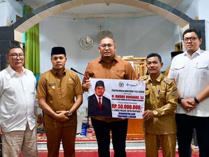 Andre Rosiade Salurkan Bantuan untuk 2 Masjid & 1 Ambulans di Sijunjung