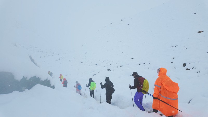 Petugas pemadam kebakaran Tibet menyelamatkan pendaki Everest setelah terdampar akibat badai salju di Tingri, Daerah Otonomi Tibet, Tiongkok, dalam tangkapan layar yang diambil dari video yang dirilis pada 6 Oktober 2025. Departemen Pemadam Kebakaran Tibet/Handout via REUTERS